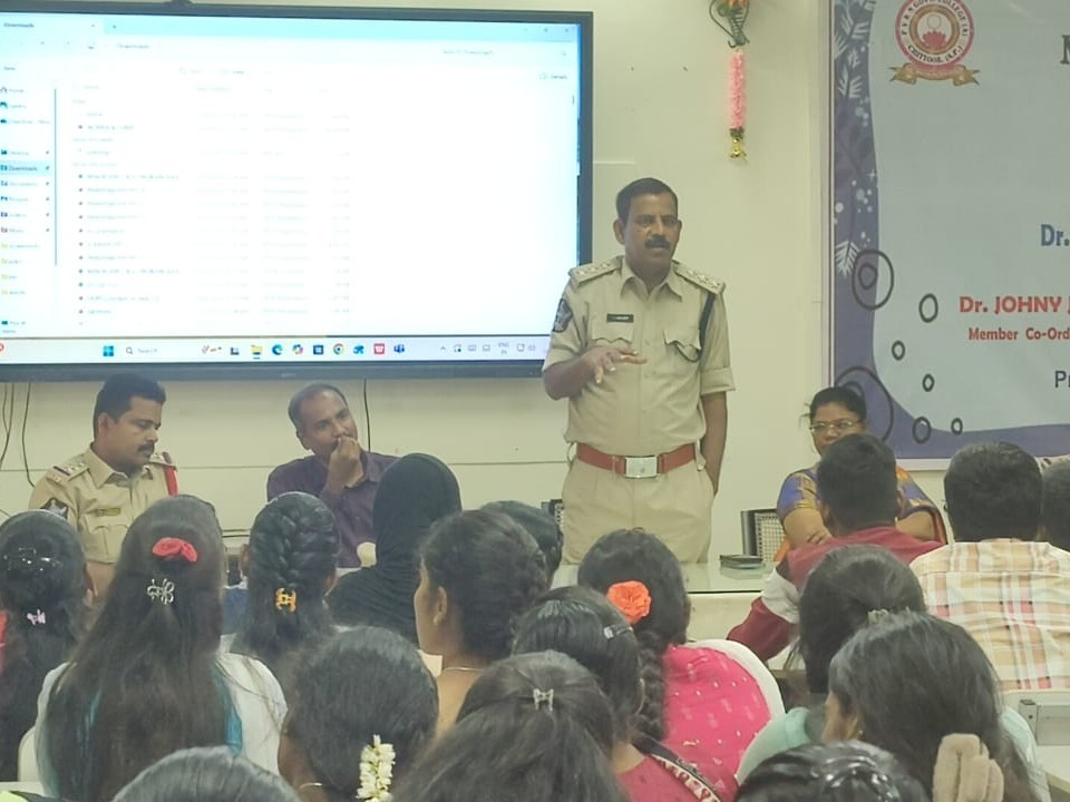 నేరాలపై విద్యార్థులకు అవగాన