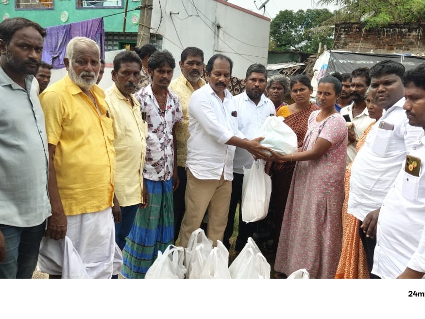 బాదితులకు నిత్యావసర సరుకులు అందజేత