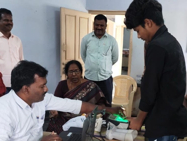 ప్రత్యేక ఆధార్ కేంద్రాలను పరిశీలించిన ఎంపీడీవో