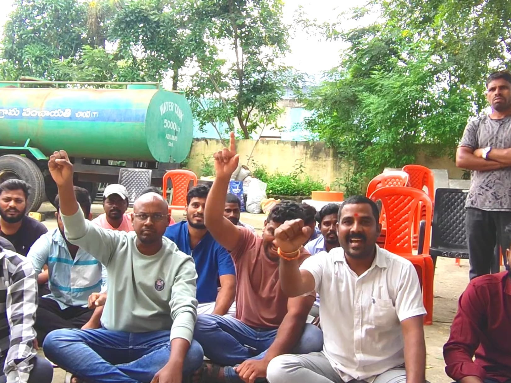 ‘పంచాయతీ కార్యదర్శి నిర్లక్ష్యం.. నిరసన’