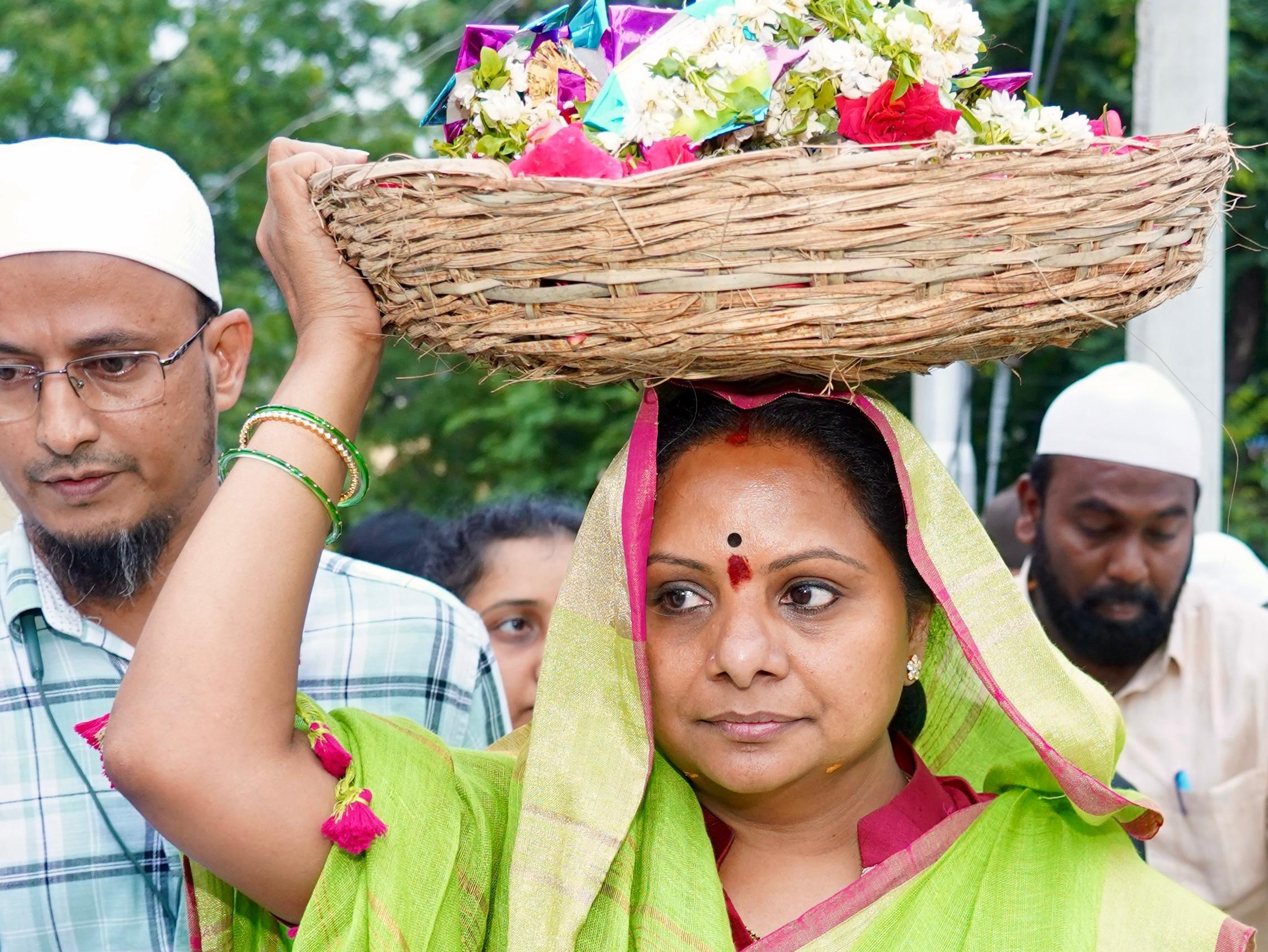 దర్గాలో ప్రత్యేక ప్రార్థనలు నిర్వహించిన ఎమ్మెల్సీ కవిత