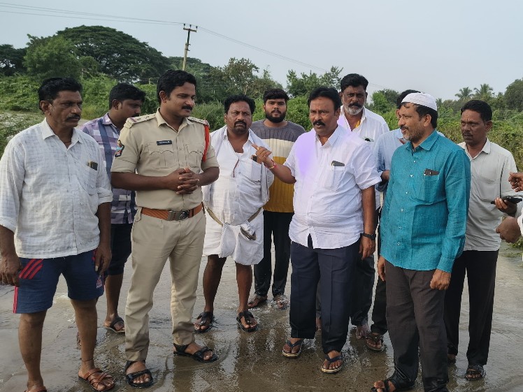 కొత్తపల్లి మండలంలో భారీ వర్షం.. పొంగి పొర్లిన వాగులు