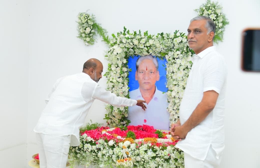 హరీష్ రావు తండ్రి చిత్రపటానికి బండి సంజయ్ నివాళులు