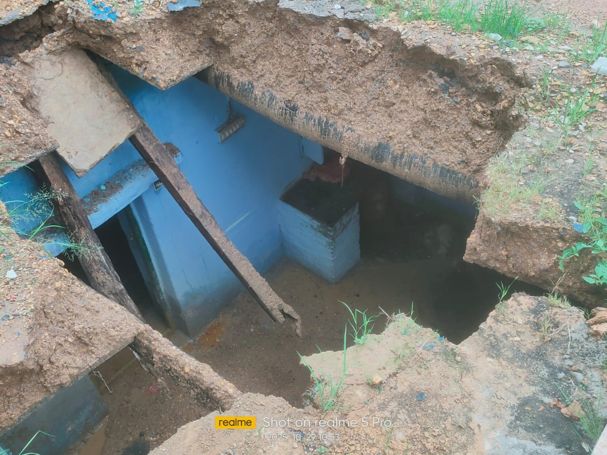 వర్షాలకు కూలిన రెండు మట్టి మిద్దెలు