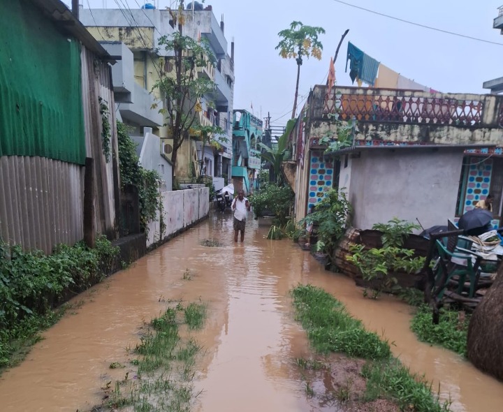 జలదిగ్బంధంలో కాలనీ వాసులు