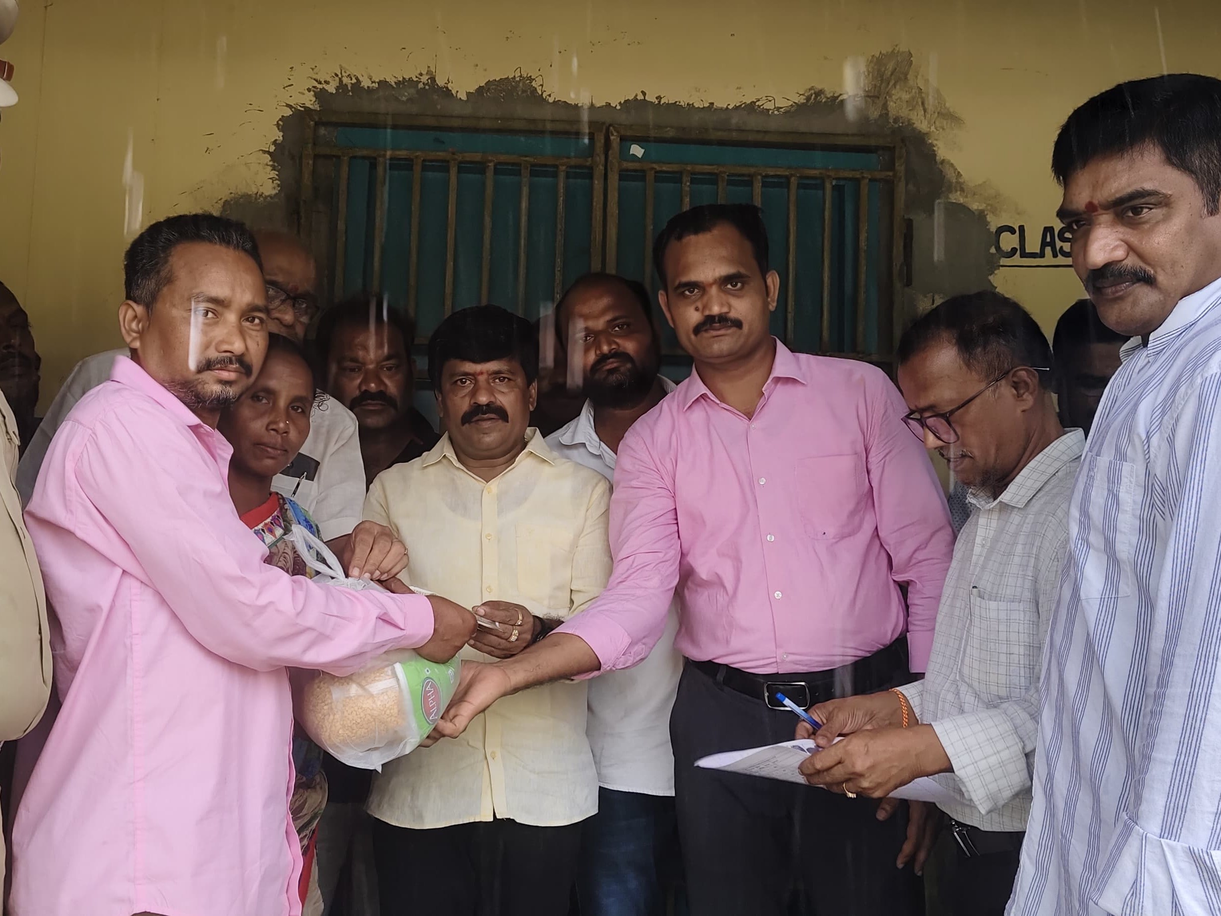 ‘తుఫాన్ బాధితులకు నగదు, నిత్యవసర సరుకులు పంపిణీ’