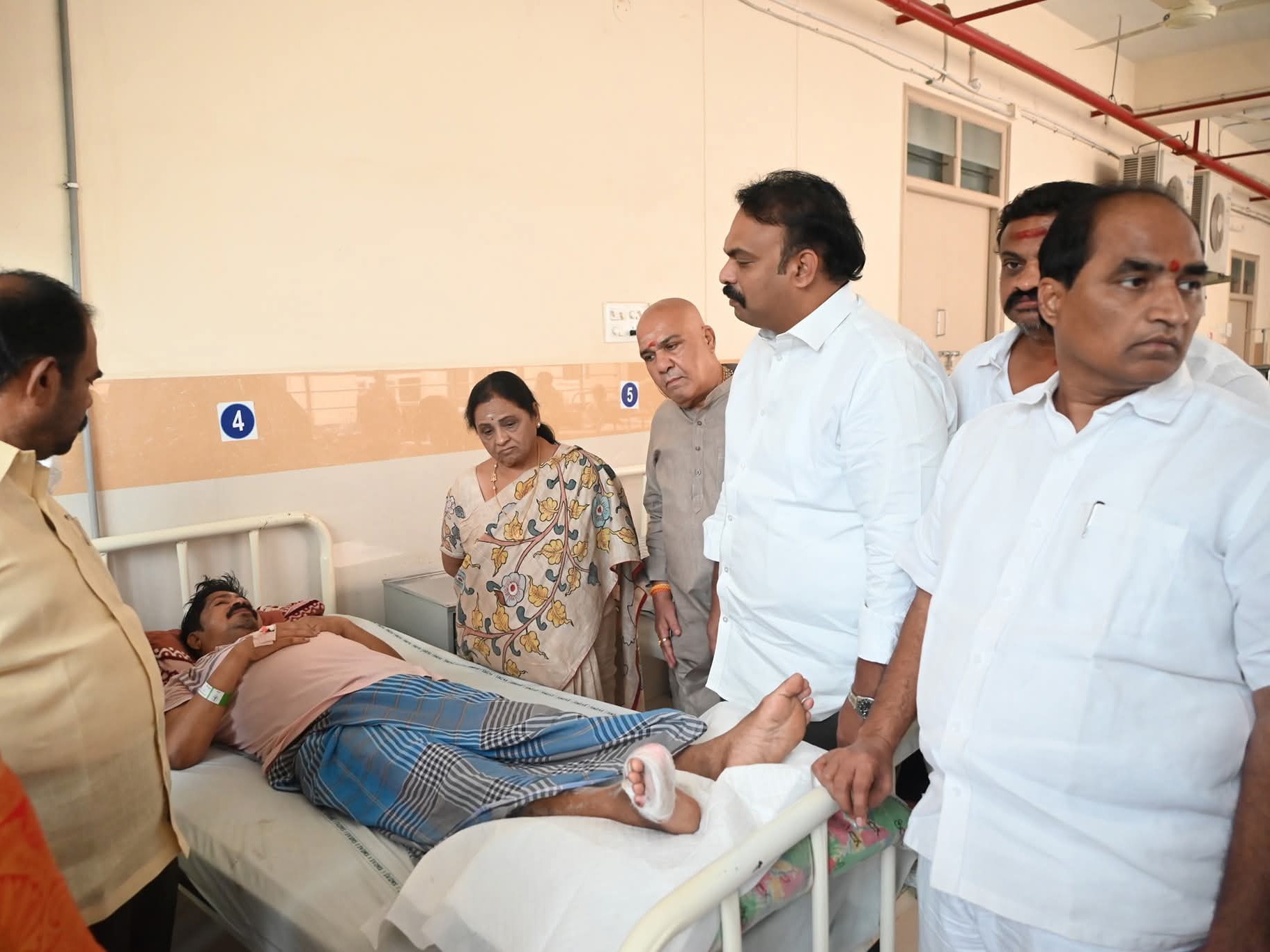 నాయకుడిని పరామర్శించిన సుగుణమ్మ