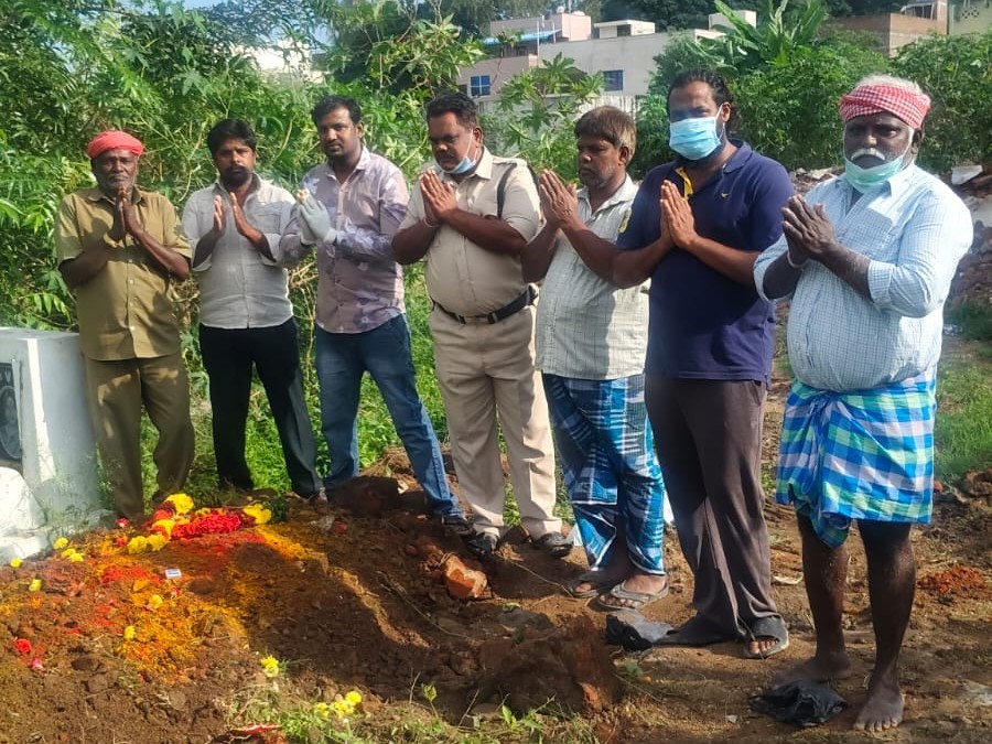 అనాధ శవానికి అంతక్రియలు నిర్వహించిన ముస్లిం జేఏసీ