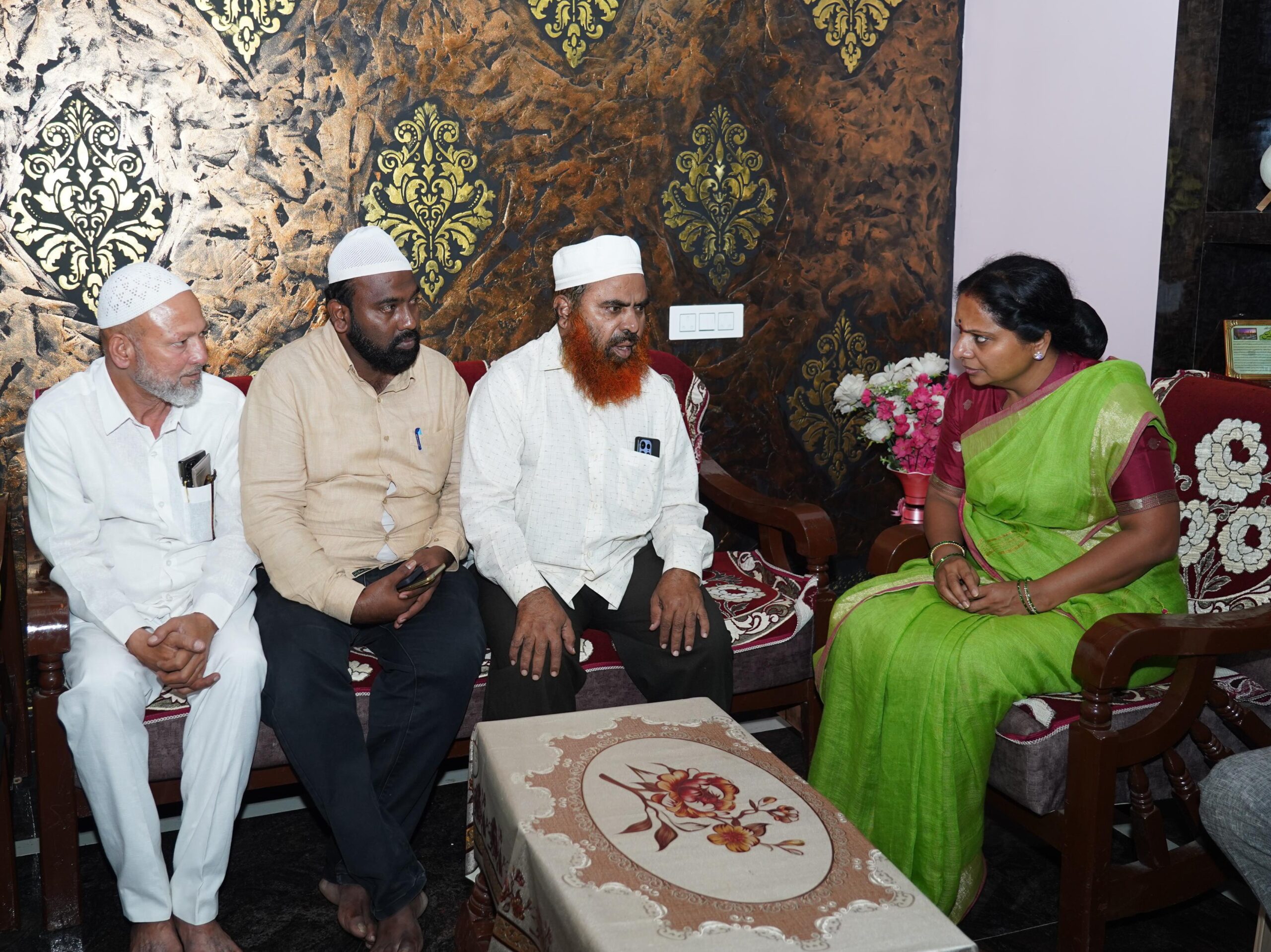 నిజాముద్దీన్ కుటుంబాన్ని పరామర్శించిన కవిత