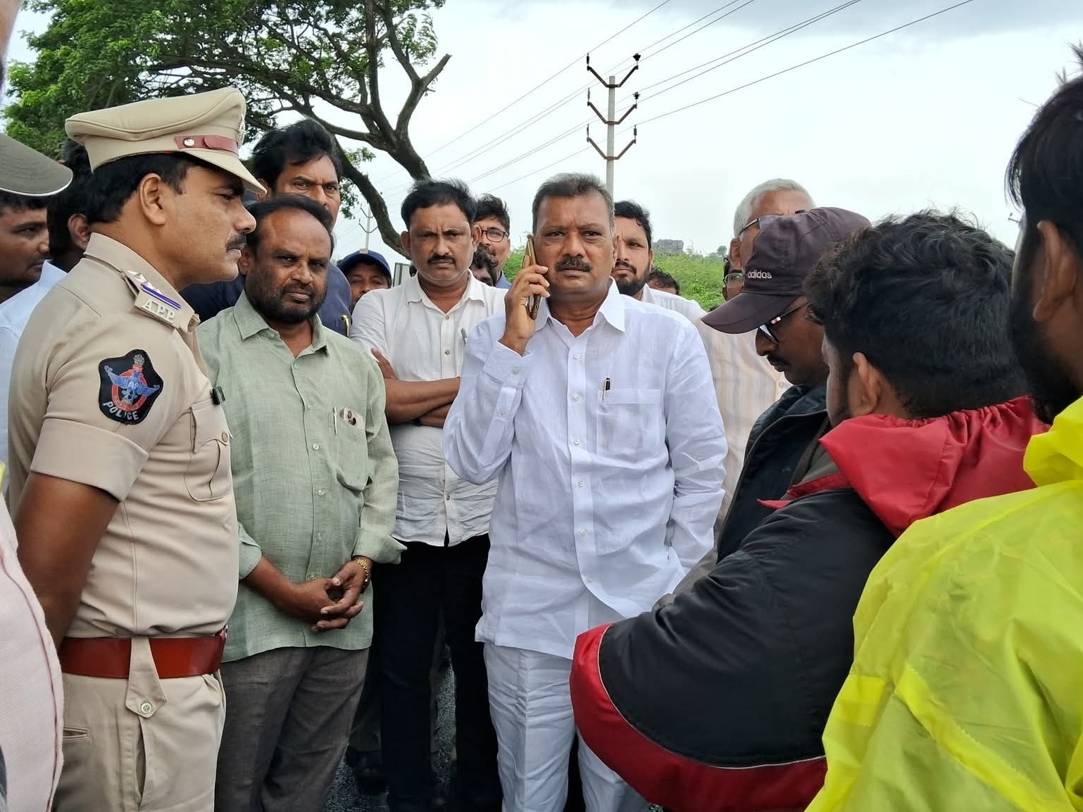 వరద ఉధృతిని పరిశీలించిన MLA శ్రావణ్