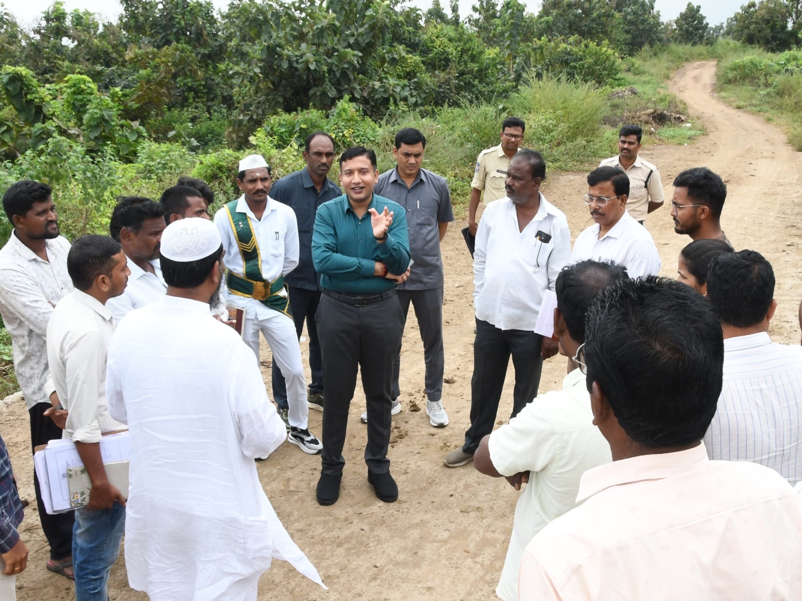 రోడ్డు పనులను త్వరగా పూర్తి చేయాలి: కలెక్టర్