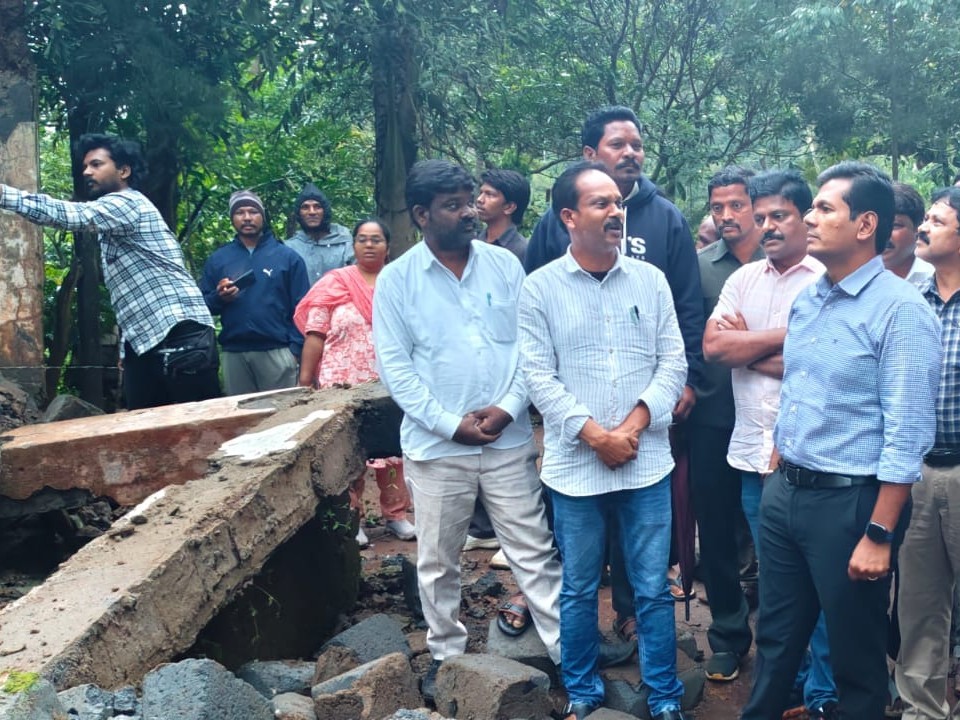 నేలమట్టమైన పాఠశాల భవనాన్ని పరిశీలించిన కలెక్టర్