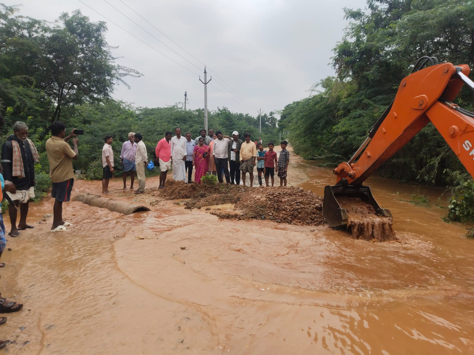 రాగసముద్రంలో 10 గృహాలను చుట్టుముట్టిన వరద