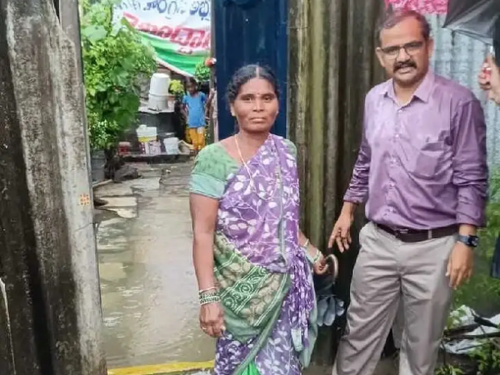 పలు కాలనీలలోని ఇళ్లును సందర్శించిన.. అధికారులు