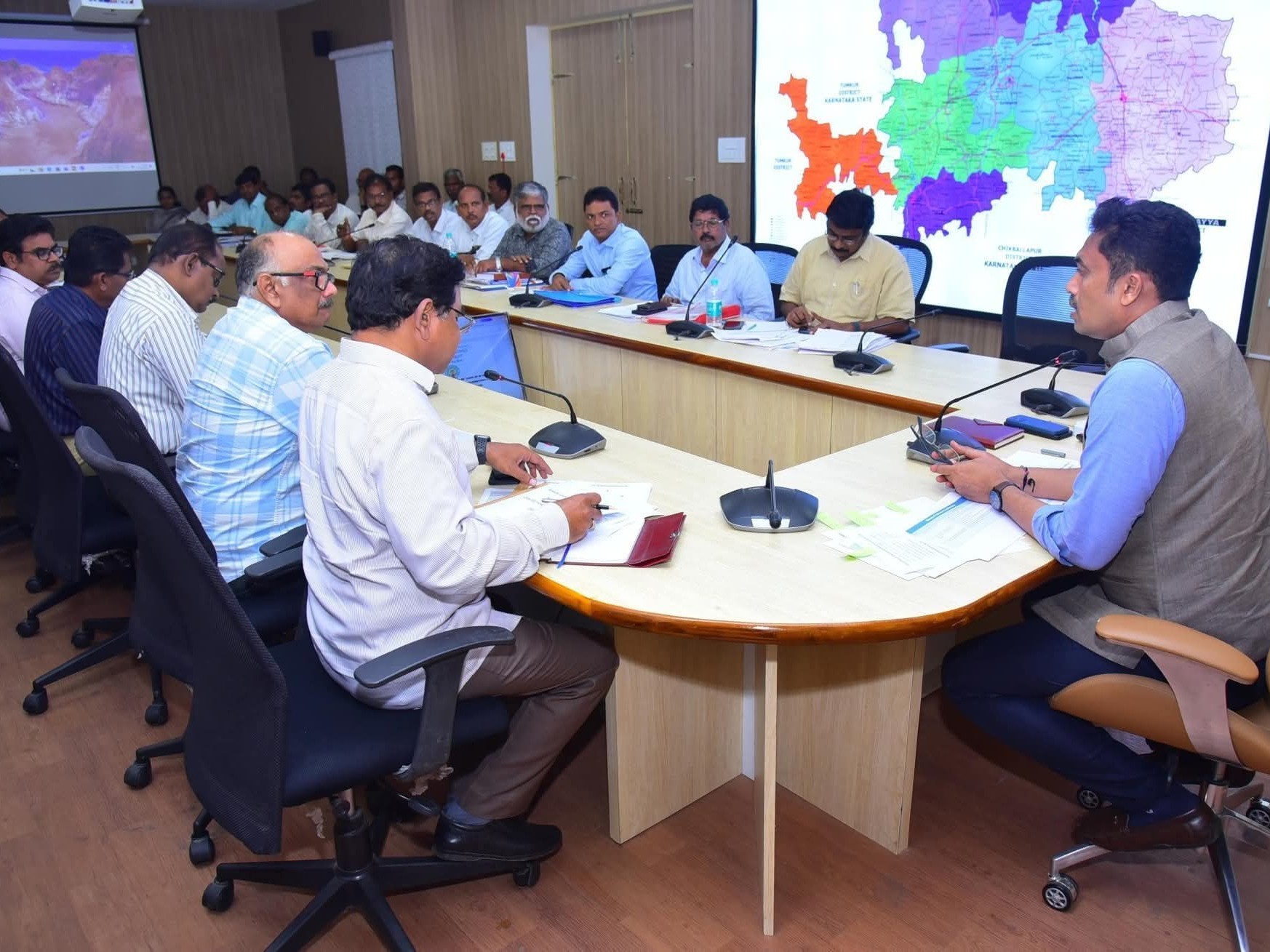 ఇంజనీరింగ్ శాఖ అధికారులతో కలెక్టర్ సమీక్ష