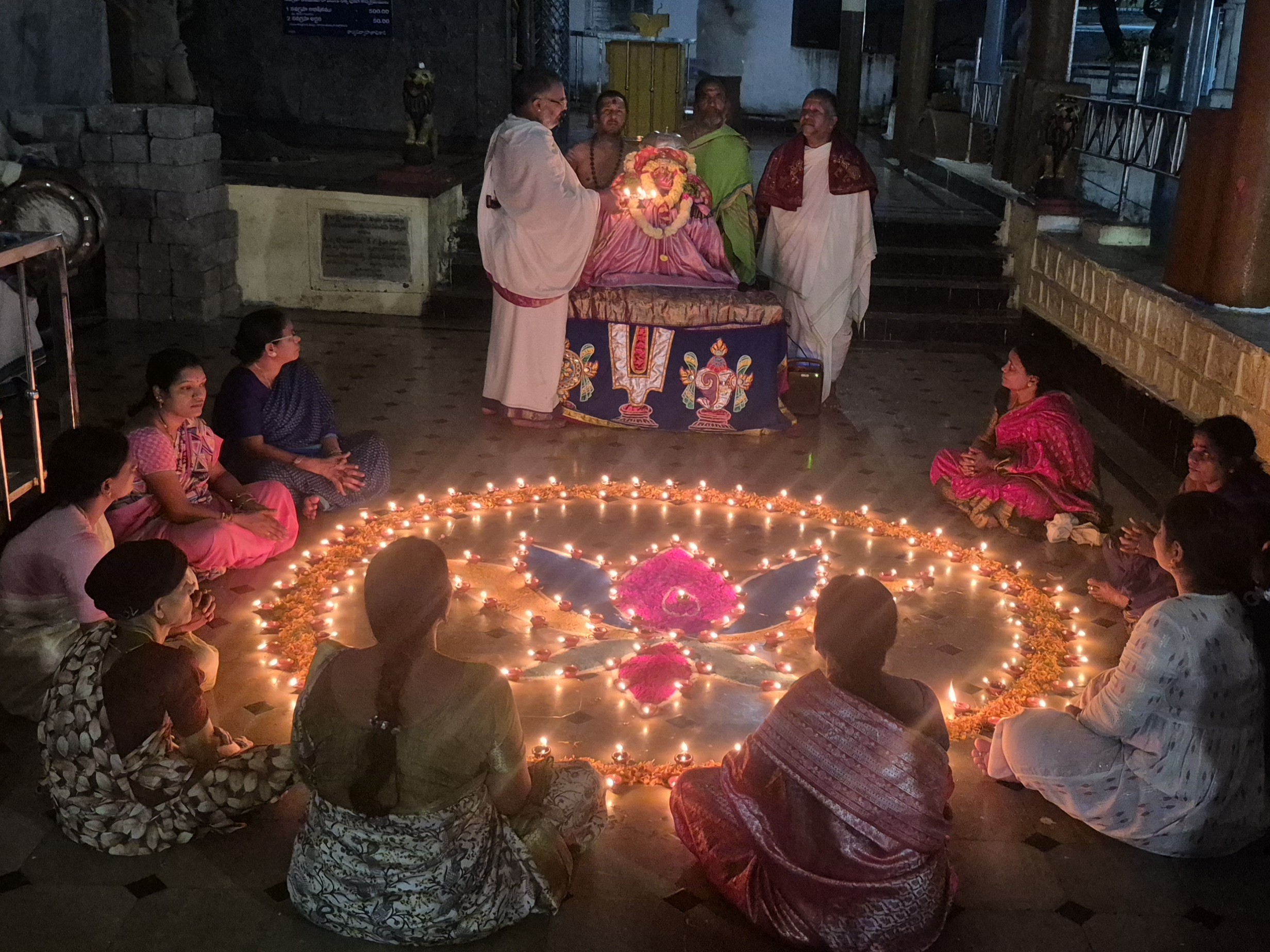 పద్మం ఆకృతిలో దీపోత్సవం