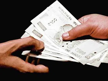 ఏసీబీకి చిక్కిన గుట్ట ఆలయ ఉద్యోగి