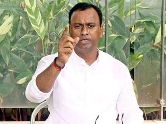 మంత్రి పదవి వివాదం.. కోమటిరెడ్డి రాజీనామా సంకేతాలు..!