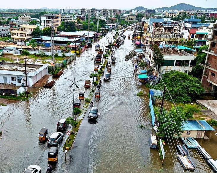 వరద బీభత్సం.. రాకపోకలు బంద్