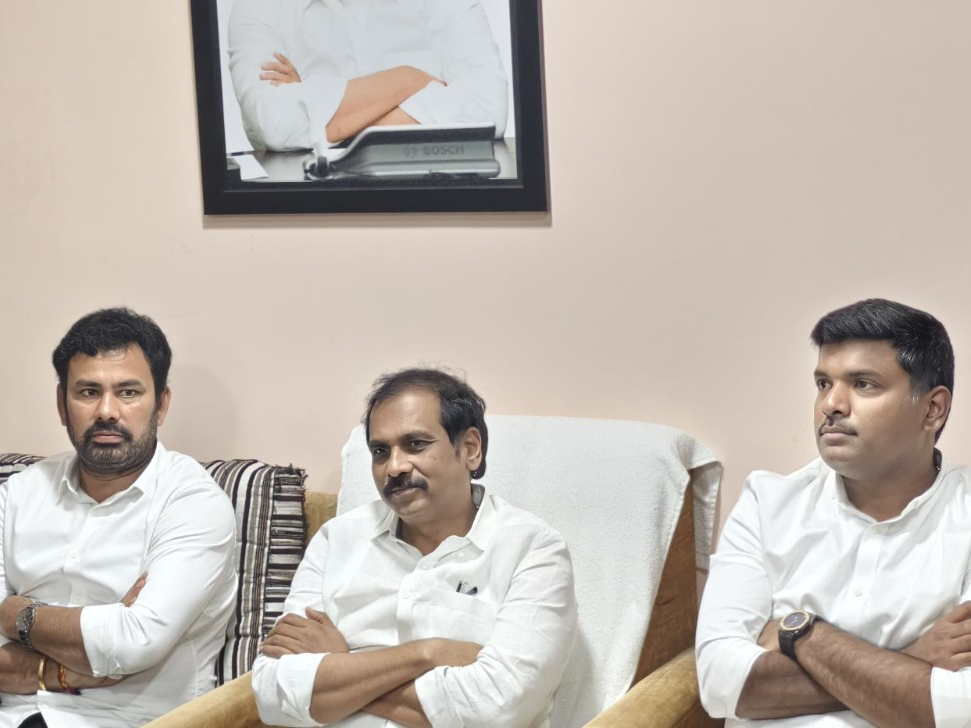 తుఫాను బాధితుల‌కు స‌హాయ‌క చ‌ర్య‌ల‌పై వైసీపీ స‌మీక్ష‌