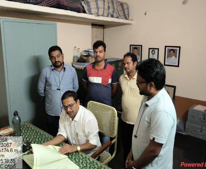 బాలుర వసతి గృహంలో తహసీల్దార్ ఆకస్మిక తనిఖీ