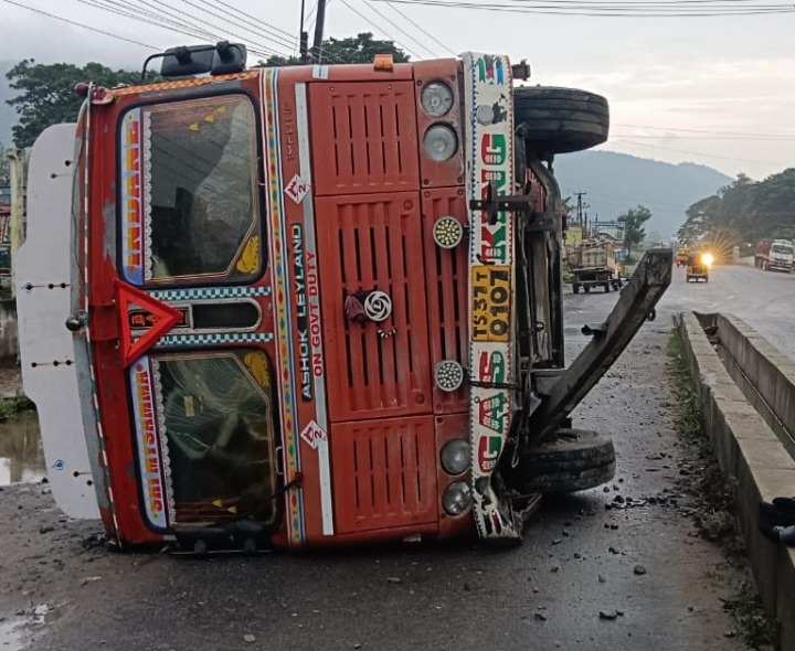 రోడ్డు ప్రమాదం.. లారీ బోల్తా