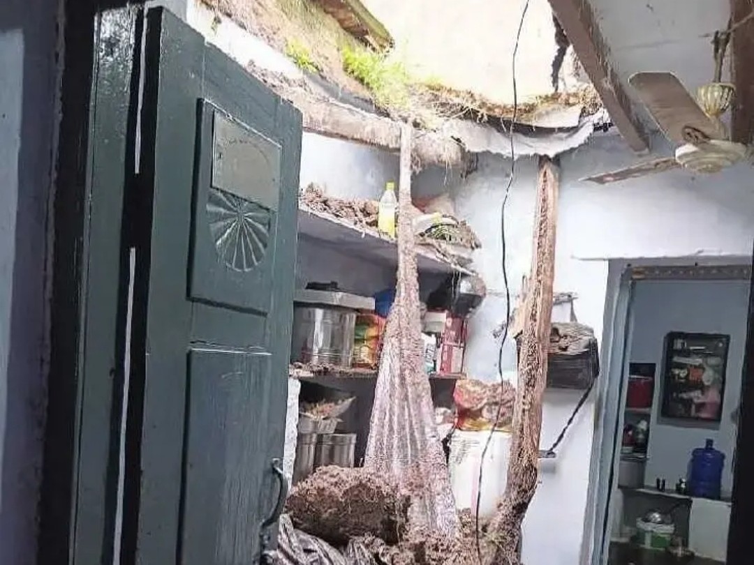 కూలిన ఇంటి పైకప్పు.. తప్పిన పెను ప్రమాదం