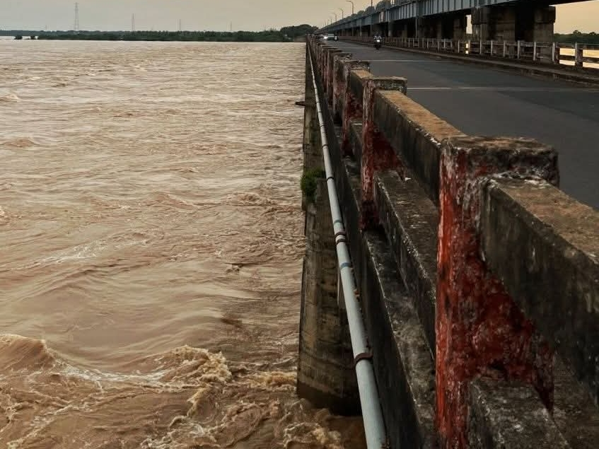 ధవళేశ్వరం కాటన్ బ్యారేజీకి పోటెత్తిన వరద
