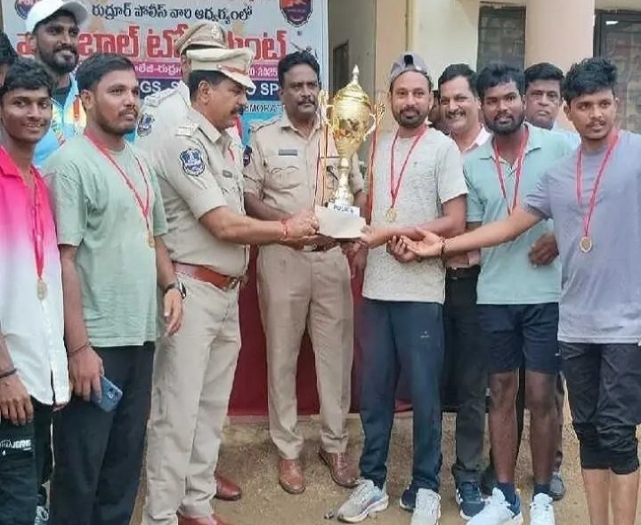 వాలీబాల్ పోటీల్లో విజేతగా ‘రాయకూర్’