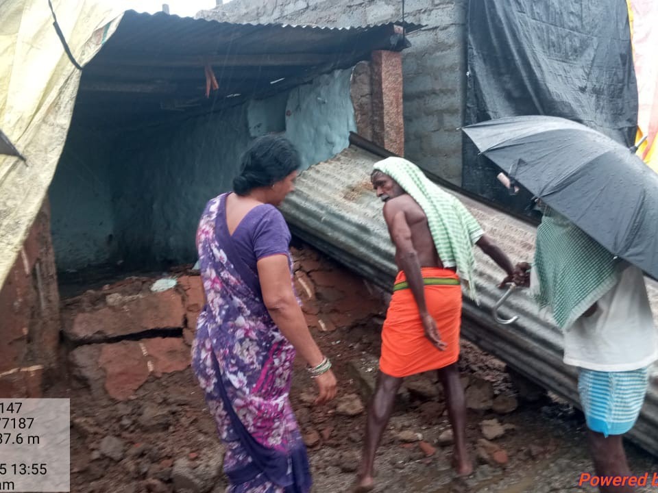 కూలిన ఇళ్లు.. దిక్కుతోచని స్థితిలో కుటుంబం