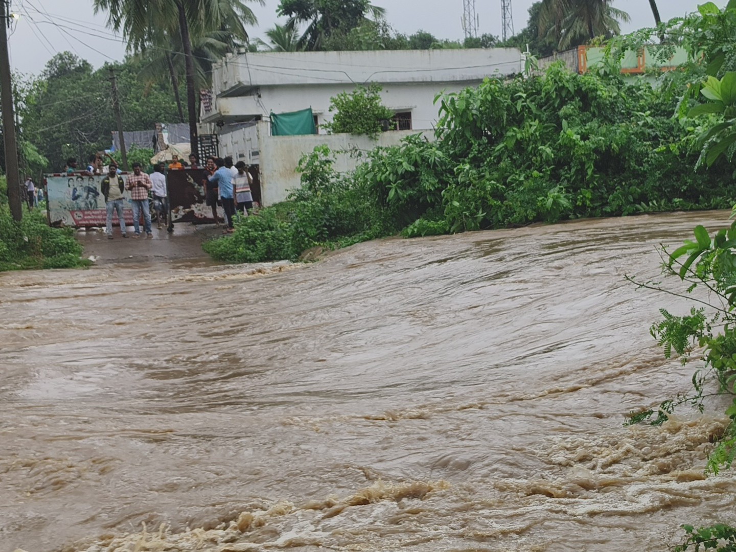 ప్రమాదస్థాయిలో ప్రవహిస్తున్న ఊర కాలువ