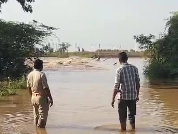 కుందూ నది వద్ద పోలీస్, రెవెన్యూ సిబ్బంది బందోబస్తు