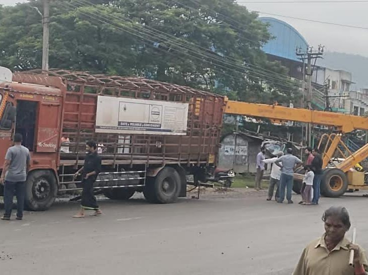 క్రేన్ సహాయంతో లారీ తొలగించిన పోలీసులు