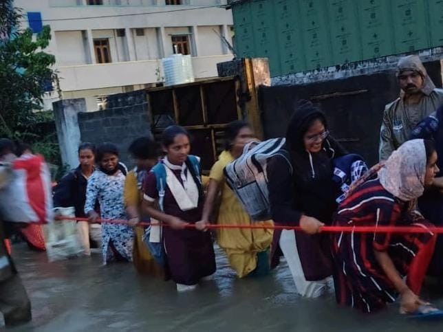 FLASH: వరదలో చిక్కుకున్న విద్యార్థులు SAFE