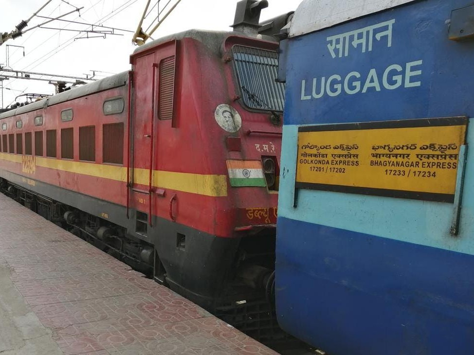 మొంథా ఎఫెక్ట్.. పలు రైళ్లు రద్దు