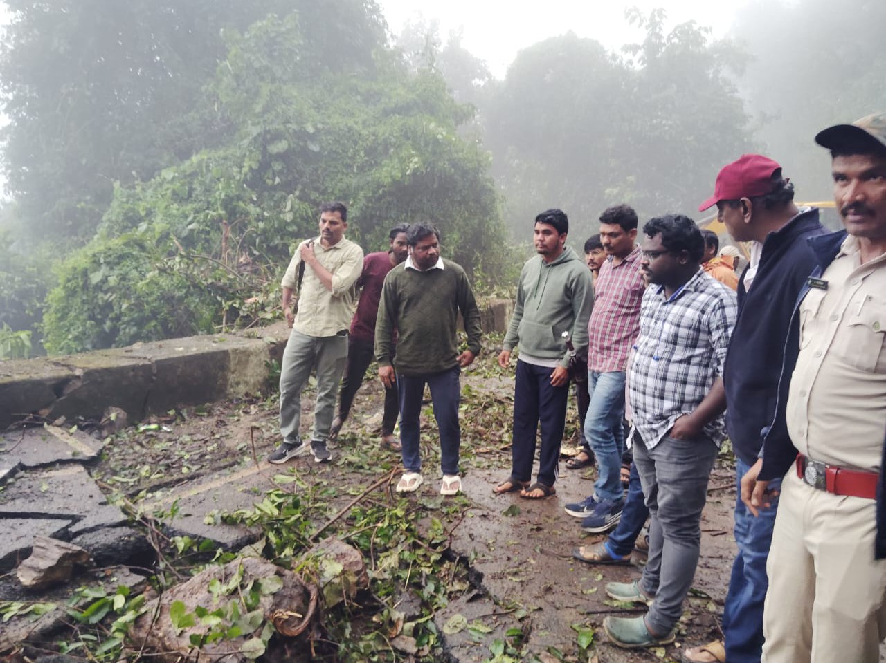కొండచరియలు విరిగిపడిన ప్రదేశాన్ని పరిశీలించిన ఎమ్మెల్యే