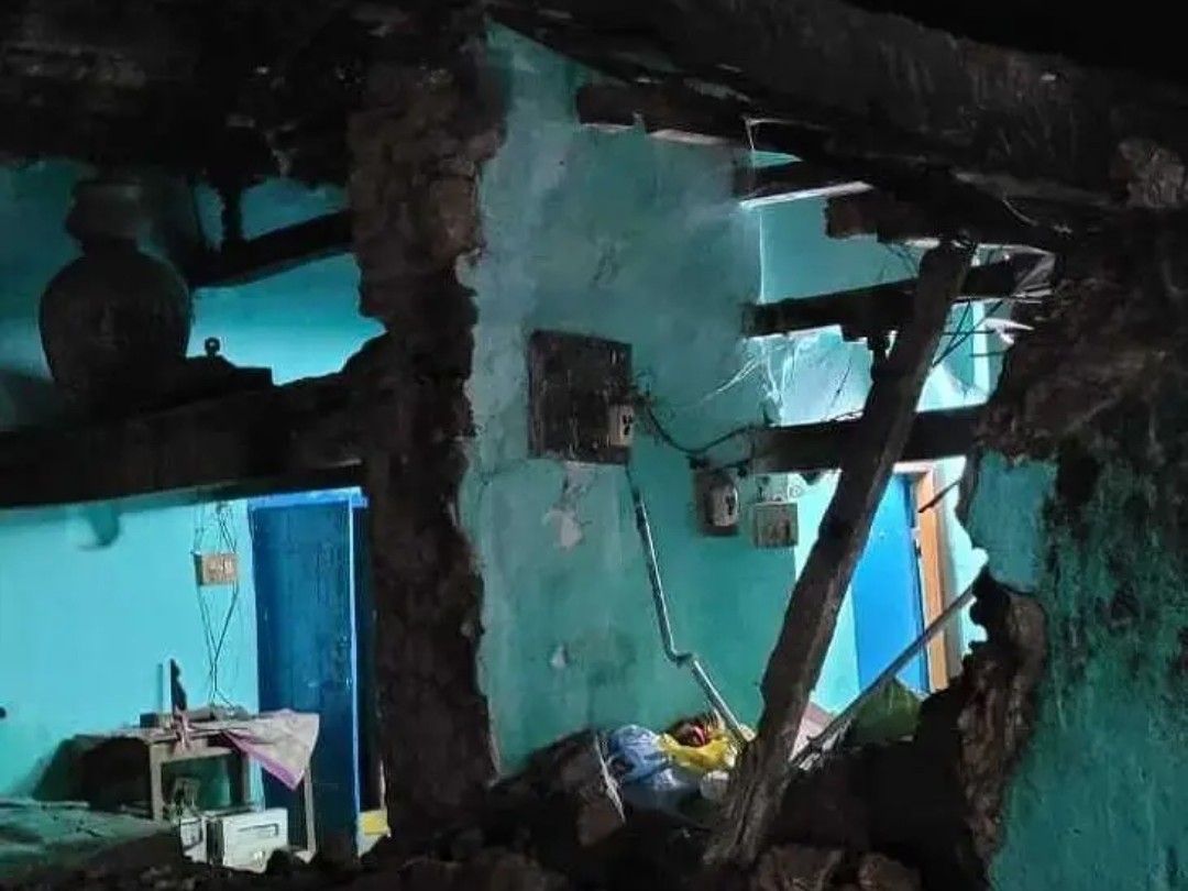 ఆమిటిలో కూలిపోయిన పెంకిటిల్లు