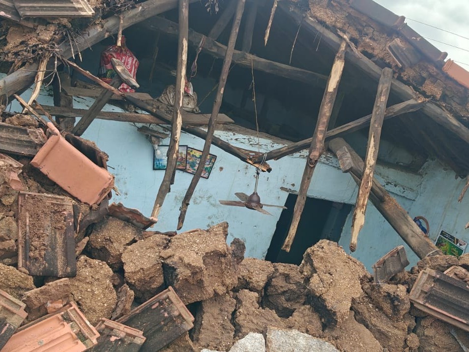 భారీ వర్షానికి కూలిన ఇల్లు