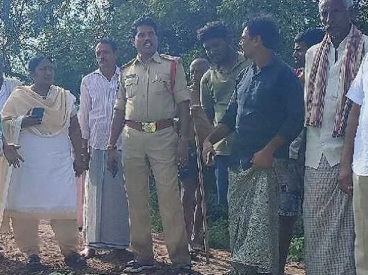 మల్లెలమ్మ చెరువు గండిని పరిశీలించిన తహశీల్దార్