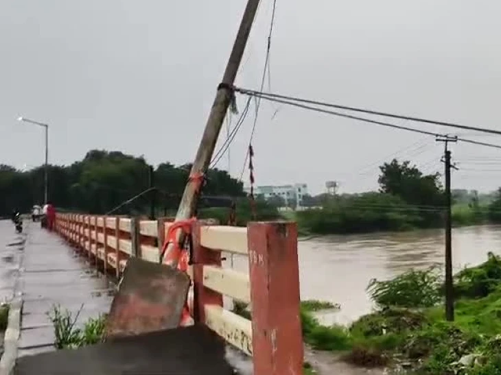 ప్రమాదకరంగా విద్యుత్ స్తంభం