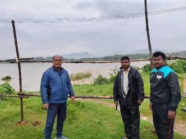 నాగావళి నది వద్ద  బారికేడ్లు కట్టించిన MRO