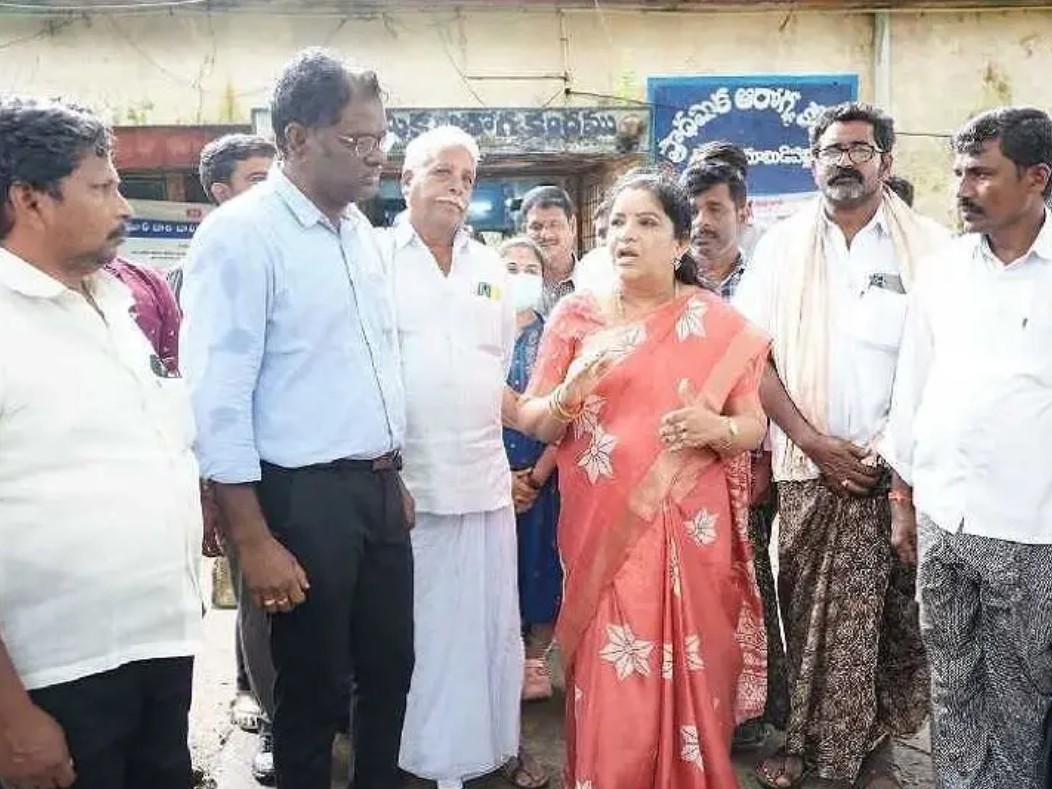 మామిడిపల్లిలో పర్యటించిన మంత్రి గుమ్మడి