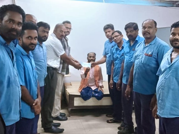 కార్మికులకు అండగా నిలిచిన కంపెనీ ప్రతినిధులు