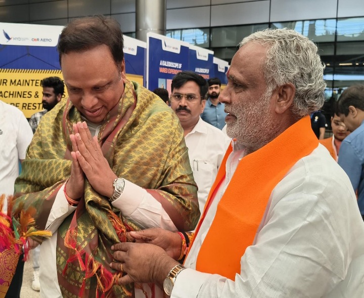 మంత్రి శరత్ దోకేకు స్వాగతం పలికిన బీజేపీ నేత