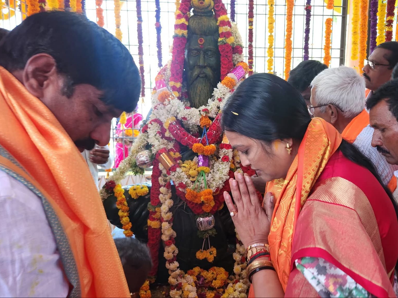 రొద్దంలో వాల్మీకి విగ్రహ ఆవిష్కరణ