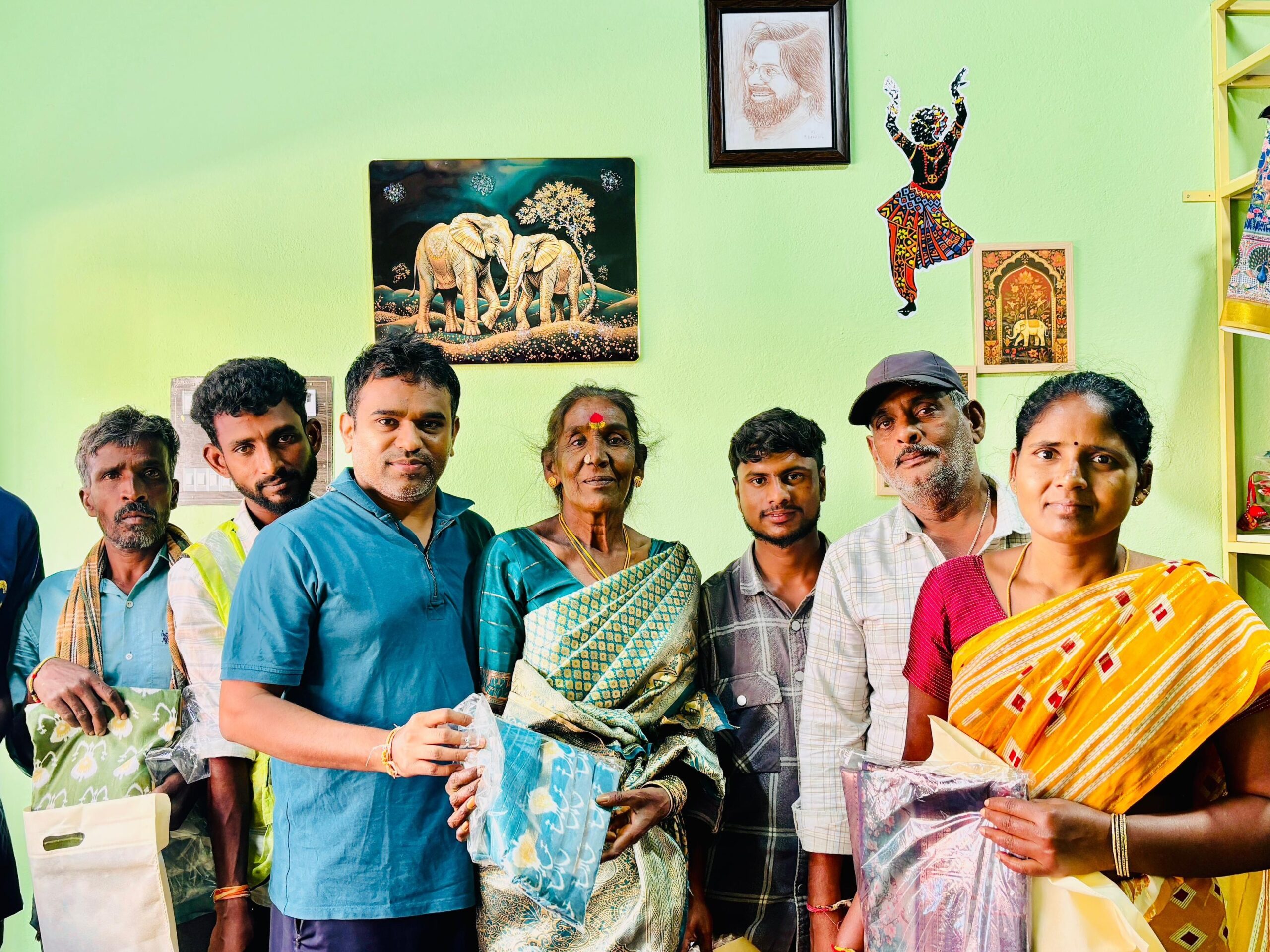 కార్మికులకు దుస్తులను అందజేసిన జనసేన పార్టీ