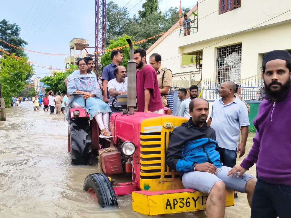 నీట మునిగిన ప్రాంతాలను పరిశీలించిన ఎంపీ