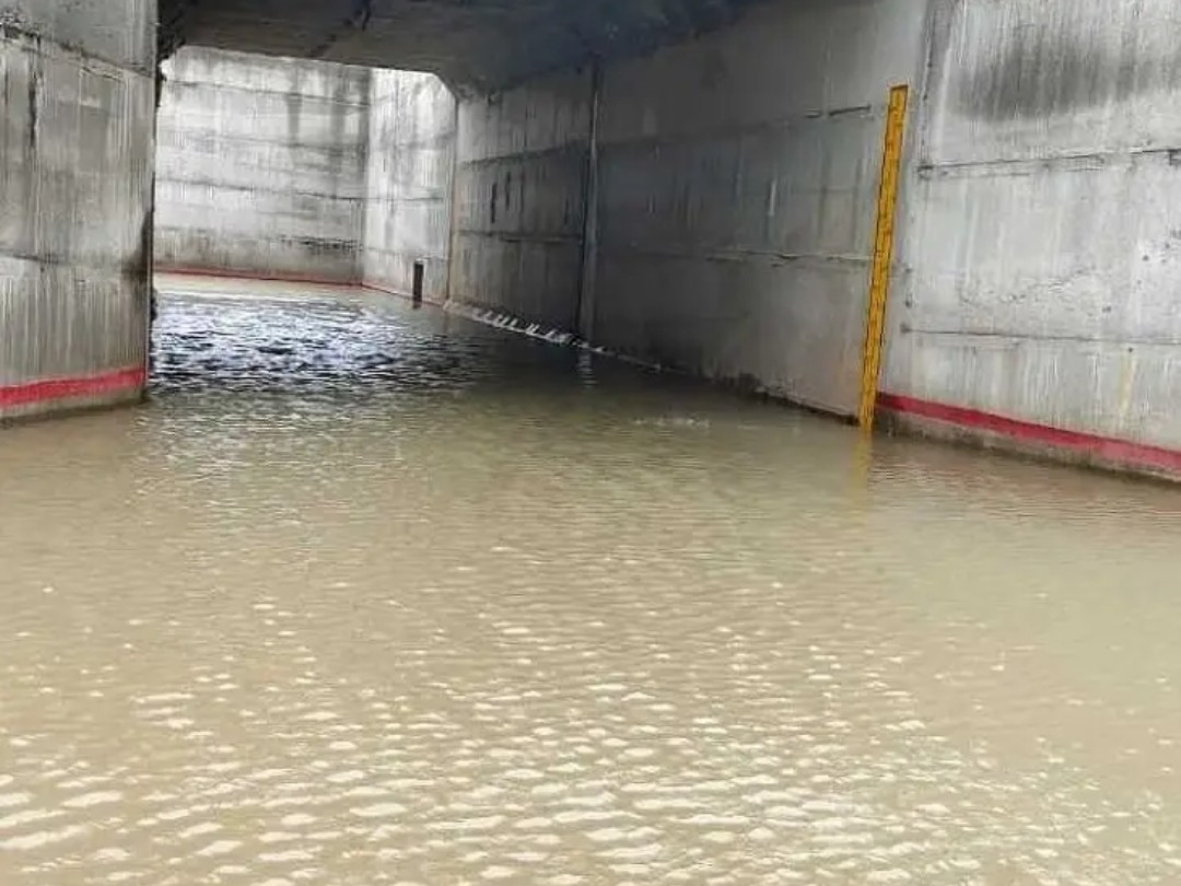 రైల్వే అండర్ బ్రిడ్జి కిందకి చేరిన నీరు