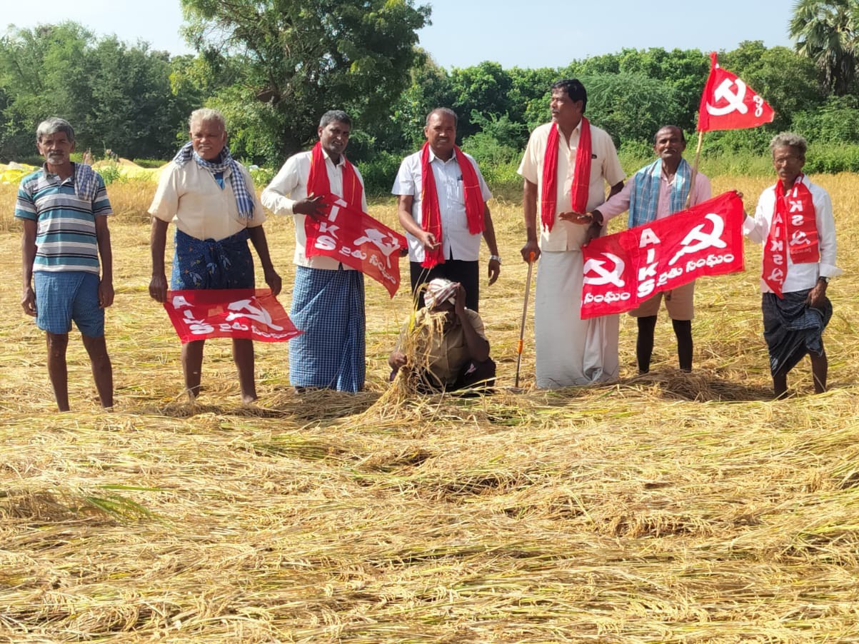 ‘నష్టపోయిన వరి పంటలకు ఎకరానికి రూ.40 వేలు చెల్లించాలి’