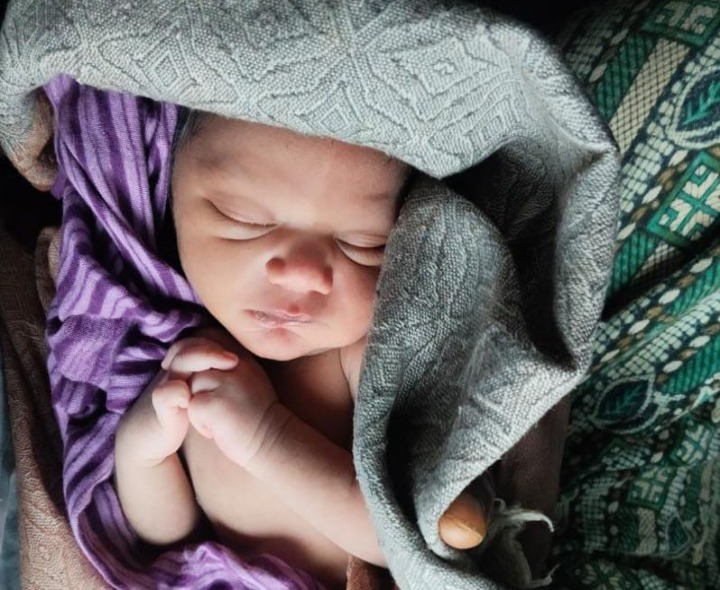 ముళ్ల పొదల్లో శిశువు